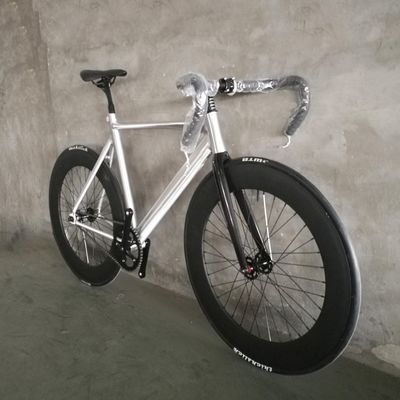 700C CE 가벼운 무게 알루미늄 7075 프레임 탄소 섬유 포크 단속 고정 기어 자전거