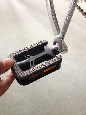 7단 클래식 디자인과 앞 바구니를 가진 빈티지 여성 자전거