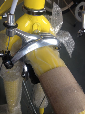 7단 클래식 디자인과 앞 바구니를 가진 빈티지 여성 자전거